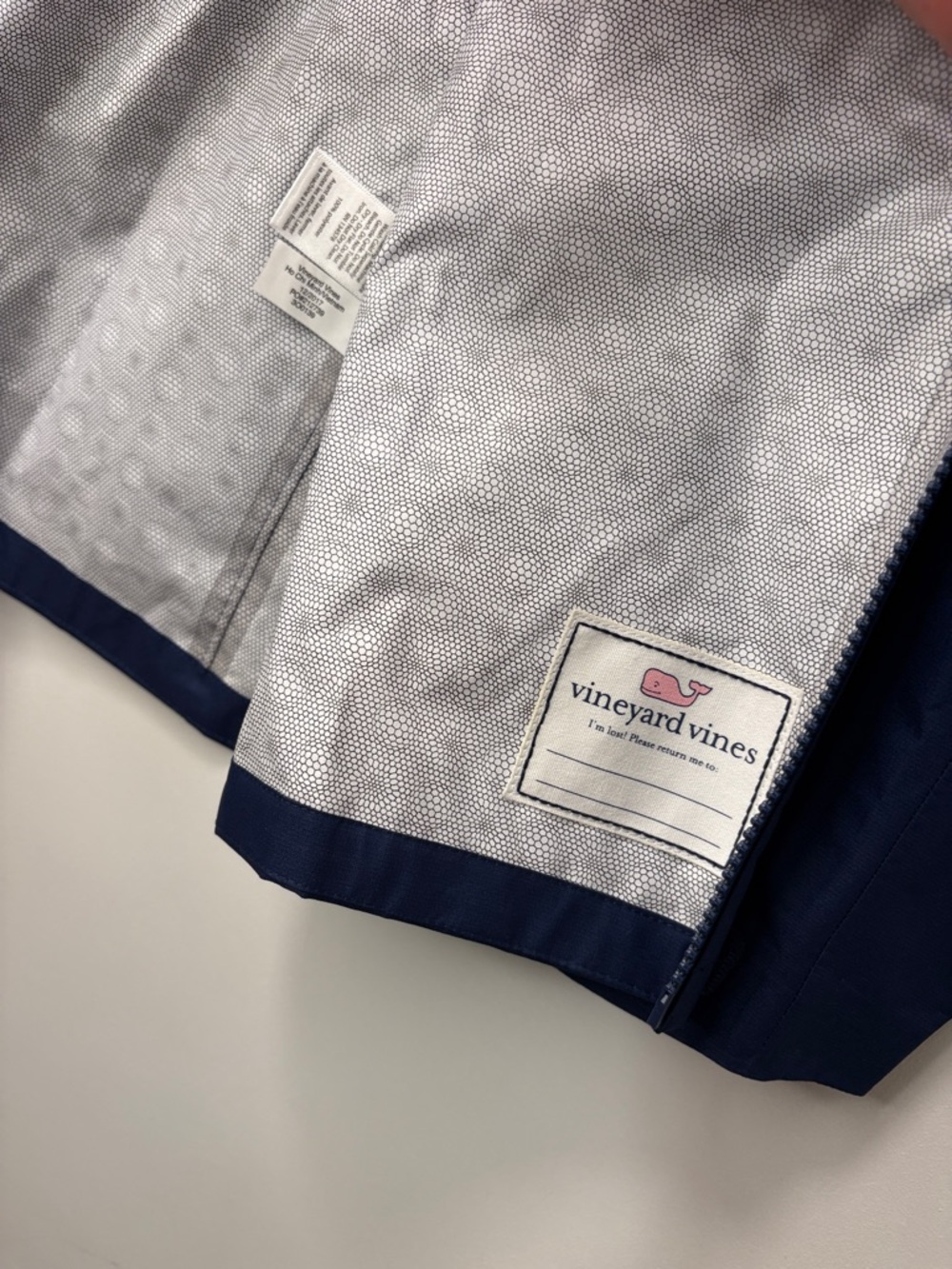 VINEYARD VINES BOYS PERFORMANCE HOODED RAIN JACKET NAVY BLUE! - Picture 6 of 8